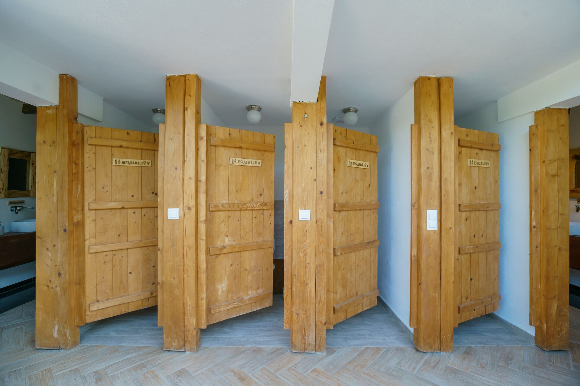 免费洗浴用品、吹风机、毛巾、卫生纸