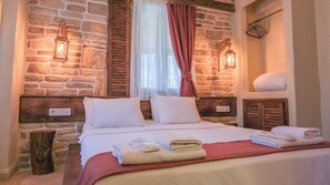 City Double Room | Egyptian cotton sheets, premium bedding, iron/ironing board, free WiFi - K Bozcaada (Bozcaada)