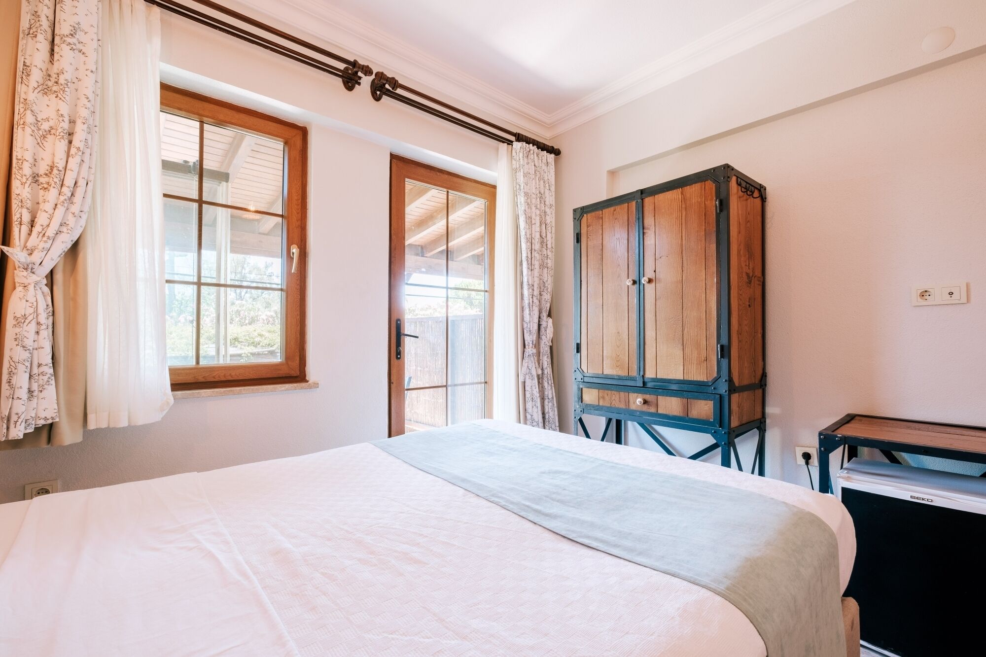 Quarto triplo básico, várias camas, para não fumantes, vista para o jardim | Roupas de cama de algodão egípcio, roupas de cama premium