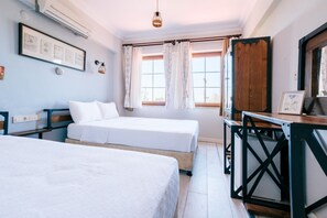 Basic Triple Room | Egyptian cotton sheets, premium bedding, iron/ironing board, free WiFi - K Bozcaada (Bozcaada)