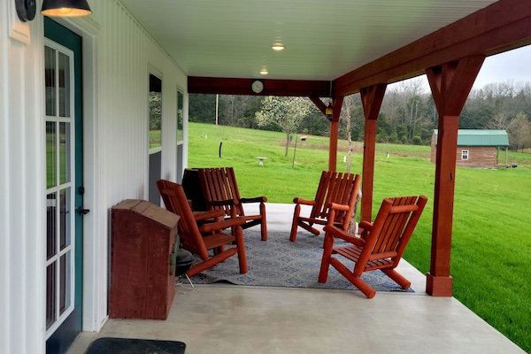Spacious front porch to enjoy!