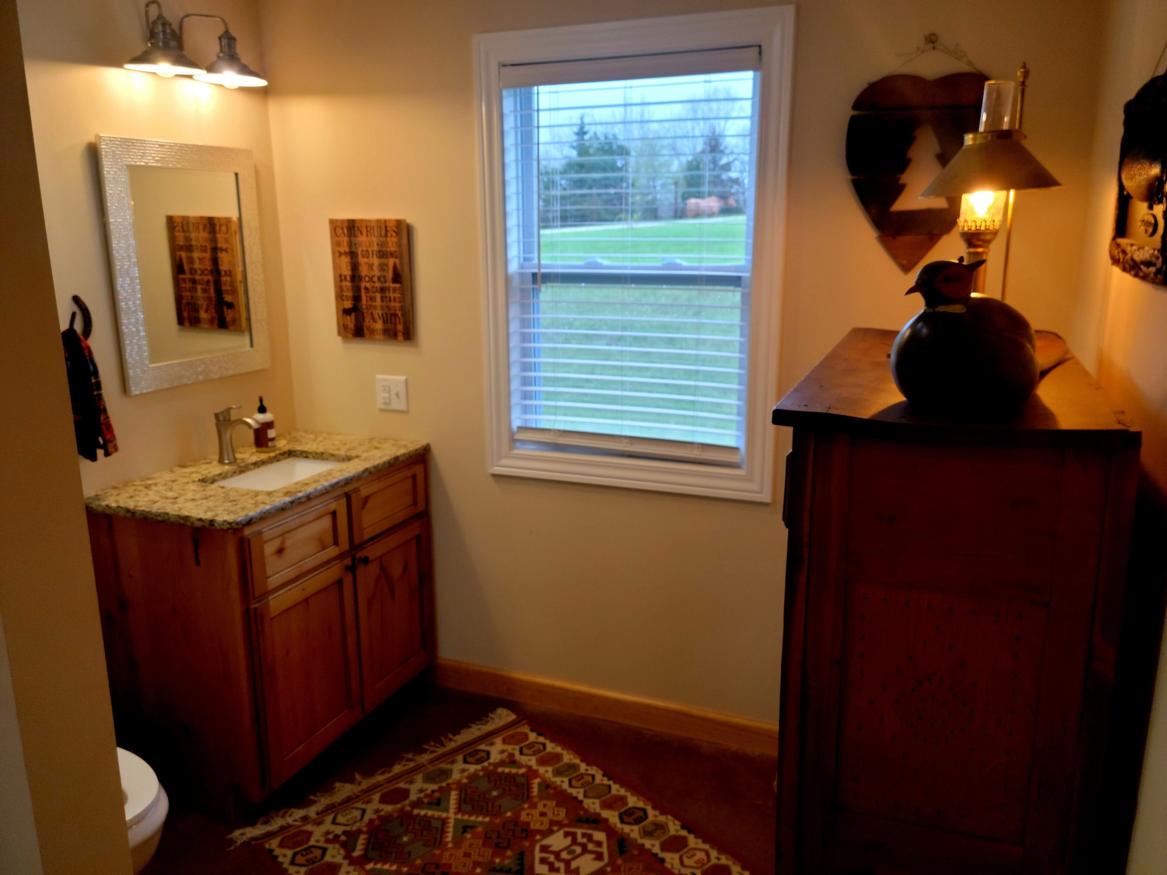 Een douche, een haardroger, handdoeken, zeep