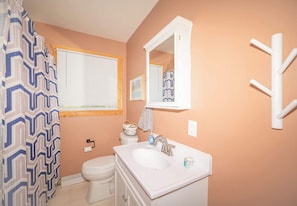 Shower, hair dryer, towels - Waters Edge Cottage (Merrimac)