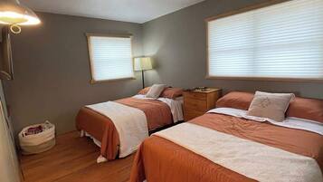 2 makuuhuonetta, silitysrauta/-lauta, Wi-Fi, vuodevaatteet