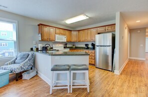 Fridge, microwave, stovetop, dishwasher