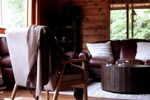 Smart TV, fireplace, table tennis, books - Enjoy Everything The Whites Mountains Has To Offer (Gorham)