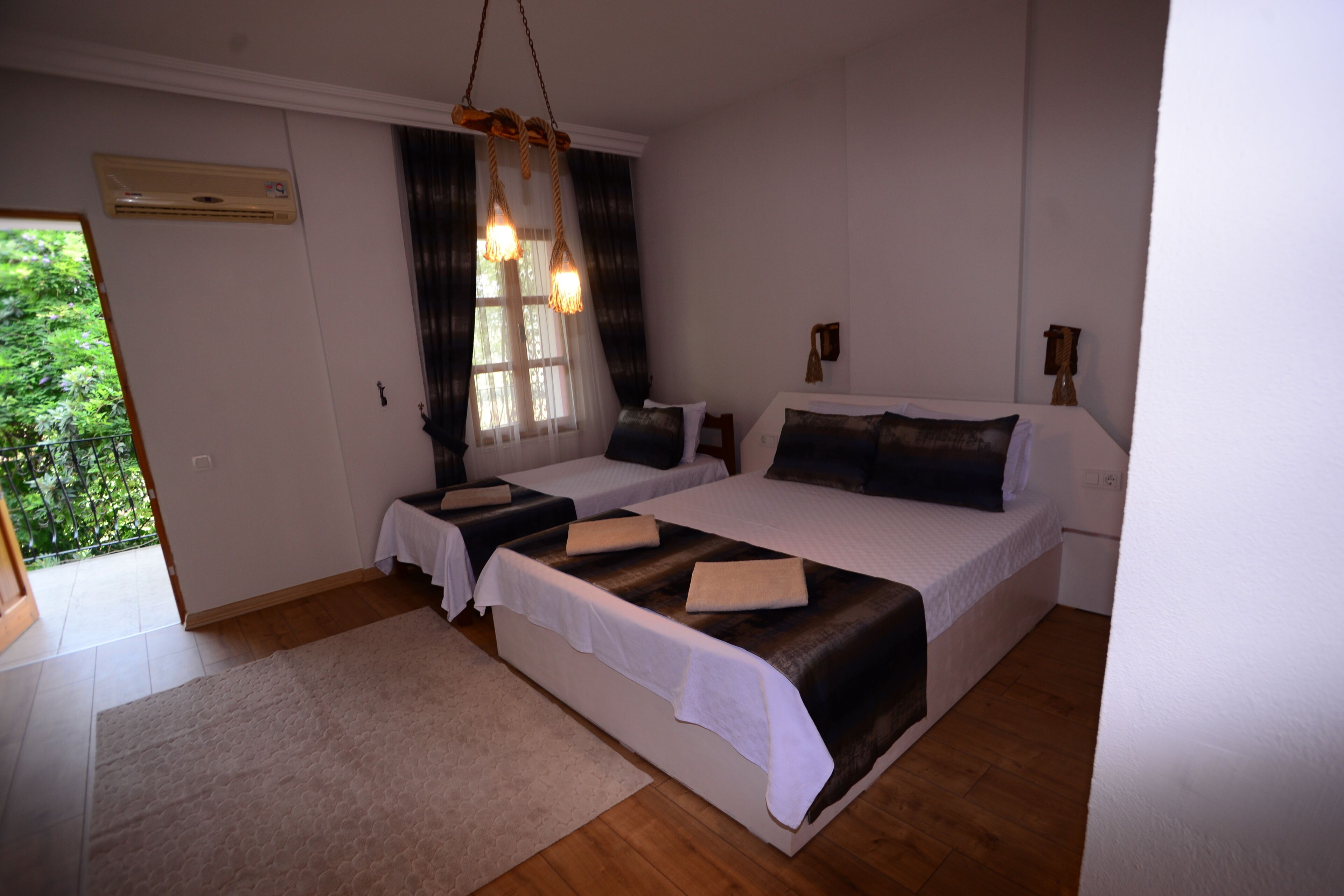 Classic Double or Twin Room, Non Smoking | Laptop workspace, iron/ironing board, free WiFi