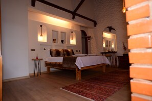 Habitación doble de lujo, 1 habitación, para no fumadores, vista al jardín | Espacio para trabajar con laptop y tabla de planchar con plancha