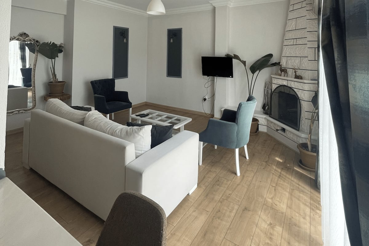 Luxe tweepersoonskamer, 1 slaapkamer, niet-roken, uitzicht op tuin | 1 slaapkamer, een laptopwerkplek, een strijkplank/strijkijzer
