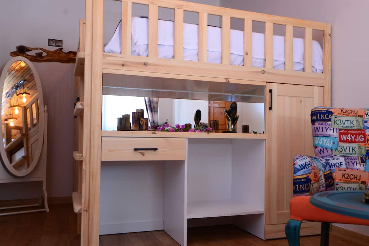Junior tweepersoonskamer, 1 slaapkamer, roken, uitzicht op bergen | 1 slaapkamer, een laptopwerkplek, een strijkplank/strijkijzer