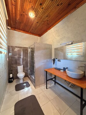 Habitación cuádruple Elite, 1 habitación, fumadores, vistas a la montaña | Baño | Ducha, secador de pelo, zapatillas y toallas