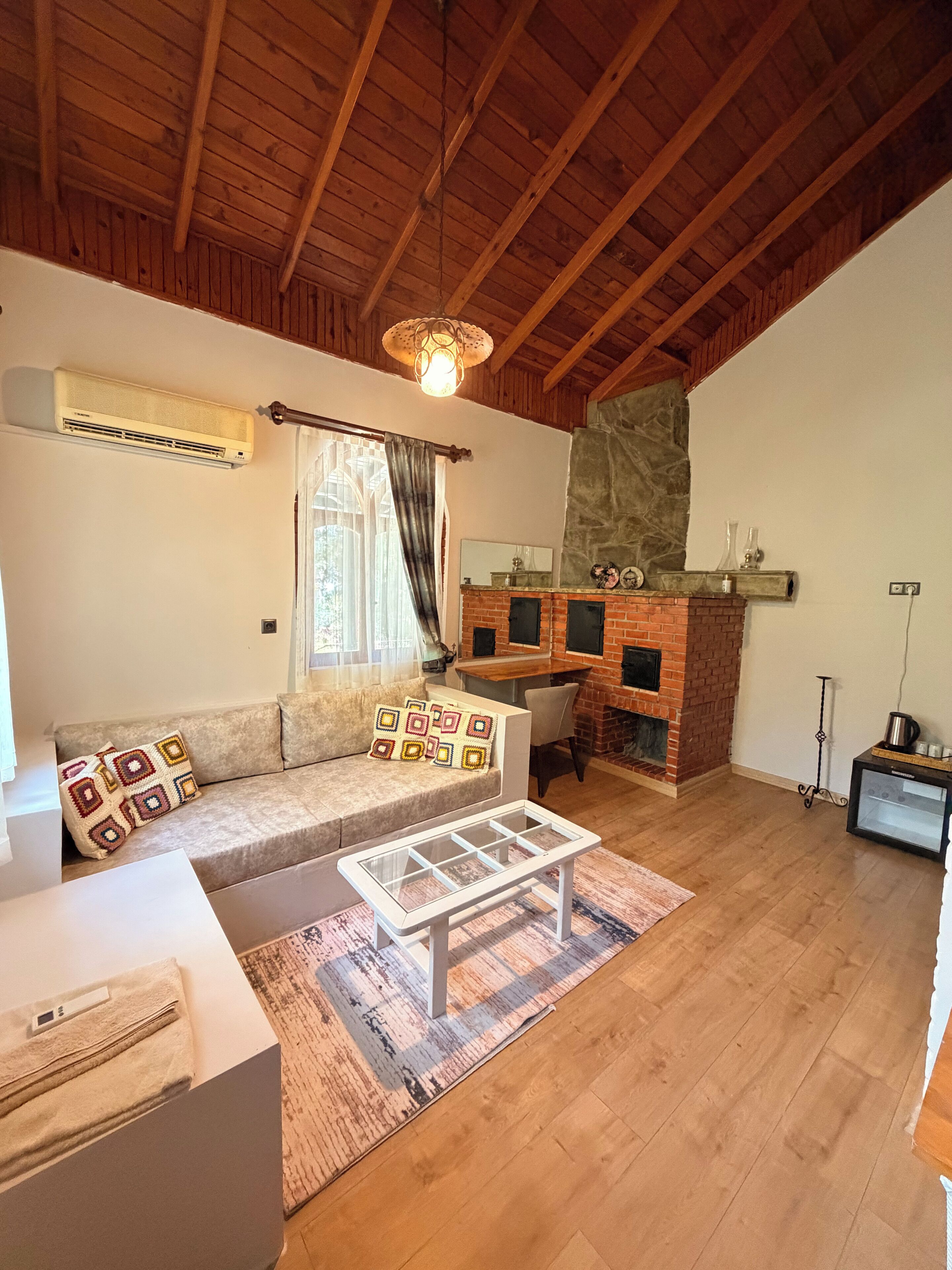 Signature Room | Laptop workspace, iron/ironing board, free WiFi