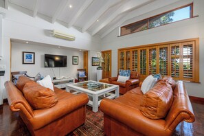 Villa luxueuse | Aire de séjour | Téléviseur à écran plat de 50 po avec télévision par satellite