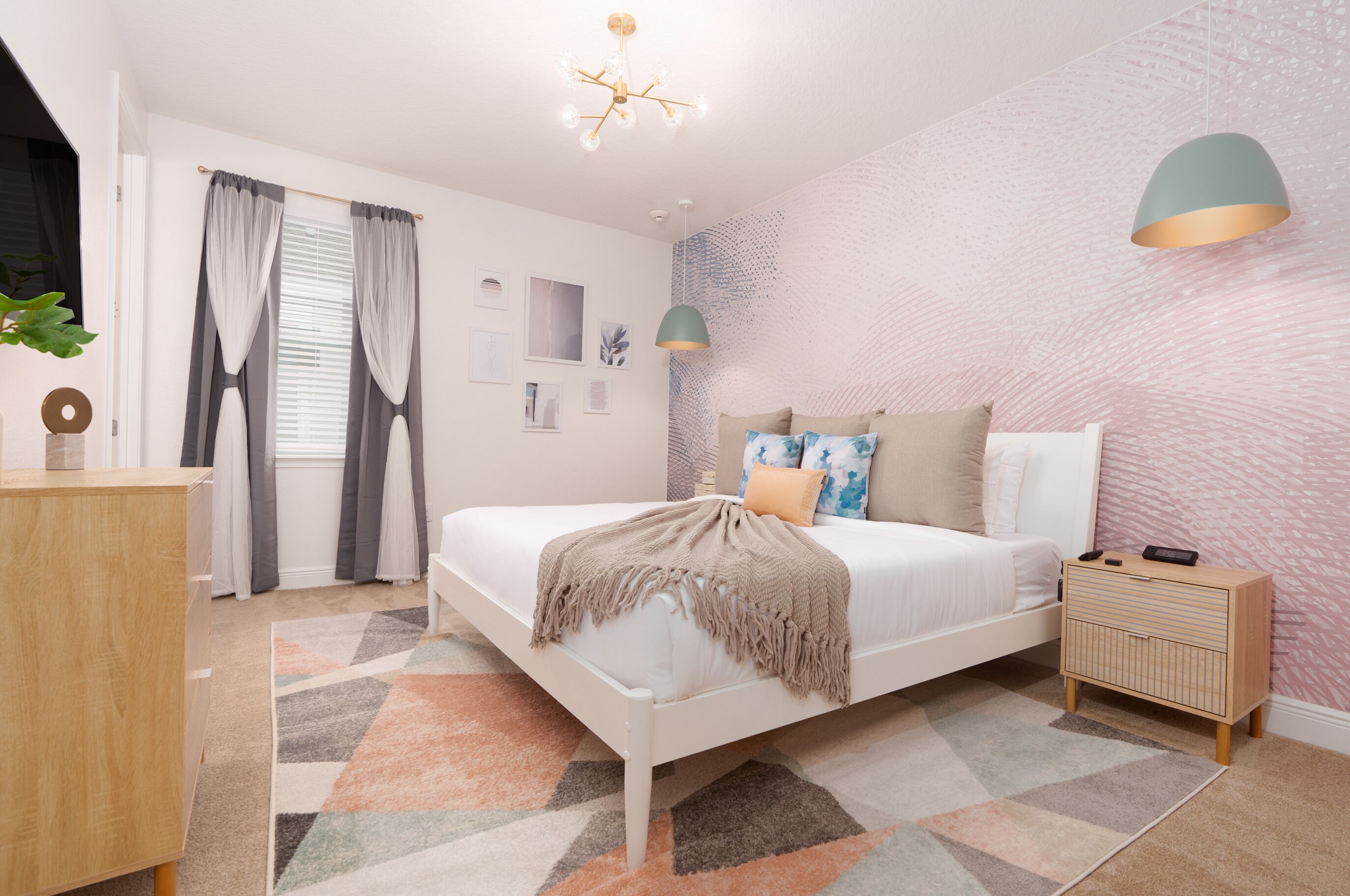 Une chambre à coucher avec un lit, une table de chevet et une lampe fixée au mur.