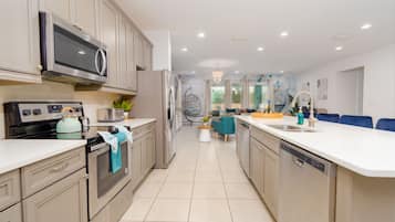 Køleskab, mikrobølgeovn, ovn, kogeplade