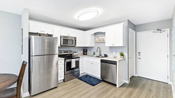 Signature Condo, 2 Bedrooms, Beach View | Private kitchen | Fridge, microwave, oven, stovetop