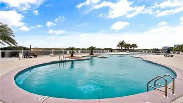 Alberca techada y alberca al aire libre