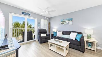 Condo Prestigio, 2 habitaciones, vista a la playa | Sala de estar | Smart TV de 50 pulgadas con canales por cable y televisión