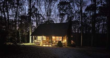 Nature Lovers Paradise- Rustic Cabin on 2 acres with a creek!