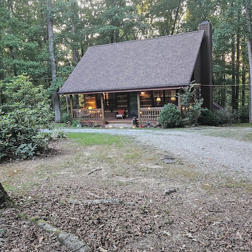 Nature Lovers Paradise- Rustic Cabin on 2 acres with a creek! 