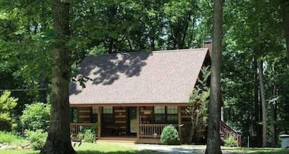 Nature Lovers Paradise- Rustic Cabin on 2 acres with a creek!