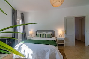 4 bedrooms, desk, WiFi, bed sheets
