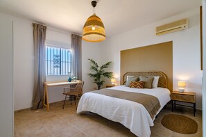 4 bedrooms, desk, WiFi, bed sheets