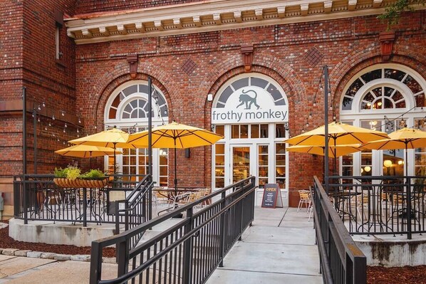 Exterior - Pool! 4K TVs! Walkable to Riverwalk & Bike Rentals (Chattanooga)