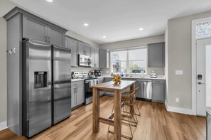 Fridge, microwave, oven, stovetop - Pool! 4K TVs! Walkable to Riverwalk & Bike Rentals (Chattanooga)