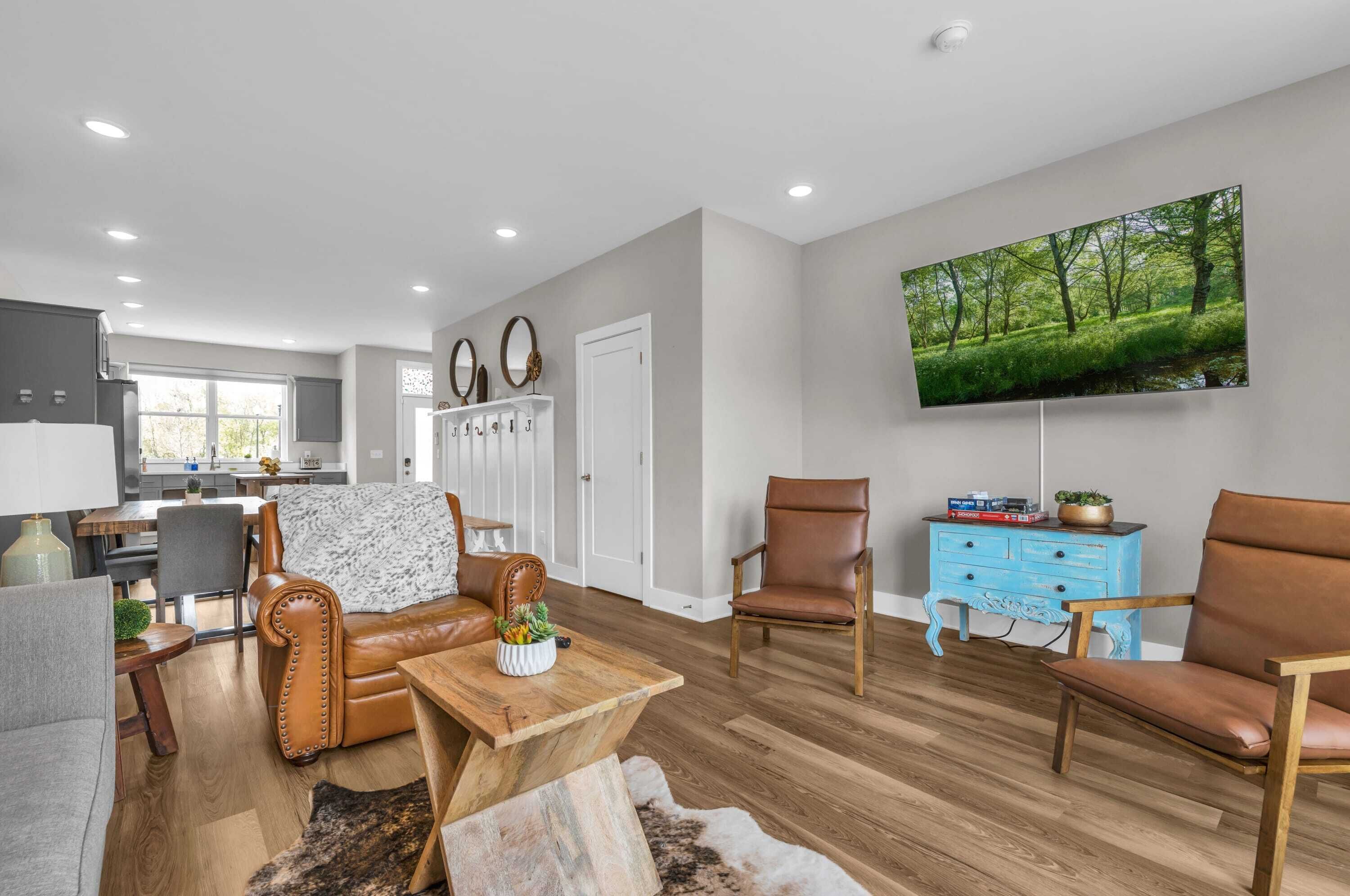 Pool! 4K TVs! Walkable to Riverwalk & Bike Rentals