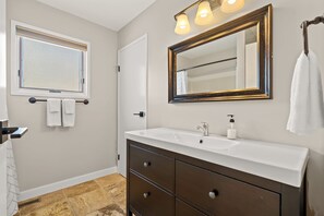 Badewanne, Haartrockner, Handtücher