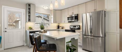 Kühlschrank, Mikrowelle, Ofen, Herdplatte