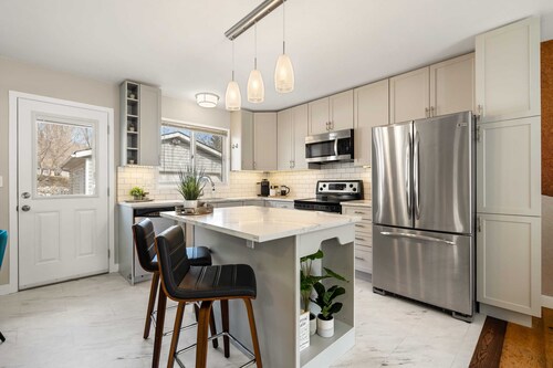 Vibrant In The Valley | 4 Bedroom Getaway | Arcade