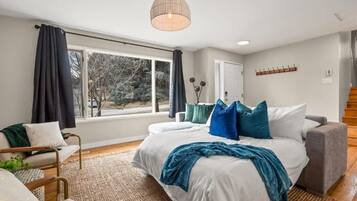 4 bedrooms, desk, iron/ironing board, WiFi