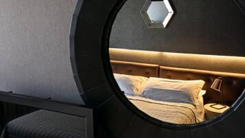 Una cassaforte in camera, una scrivania, ferro/asse da stiro