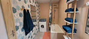 Bathroom - The Percey bee house (Longeau-Percey)