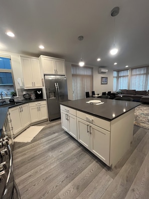 Microwave, oven, stovetop, dishwasher - Bright Townhome in Trendy Ballard (Seattle)