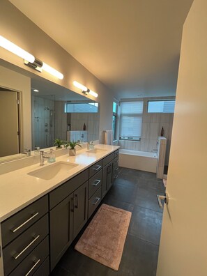 Shower, hair dryer, towels, soap - Bright Townhome in Trendy Ballard (Seattle)
