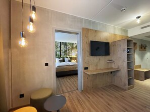 Familien-Suite, Nichtraucher, Verbindungszimmer | Zimmersafe, Schreibtisch, kostenloses WLAN, Bettwäsche