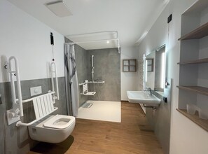 Standard Double or Twin Room | Bathroom | Shower, rainfall showerhead, hair dryer, towels