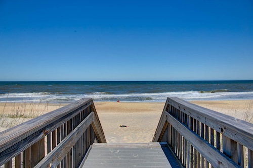 King Beds! Pets! One-level, Quick walk to Beach, Close to restaurants! KD0107