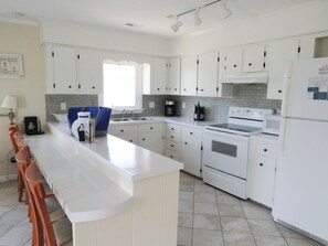 冰箱、微波炉、烤箱、炉灶