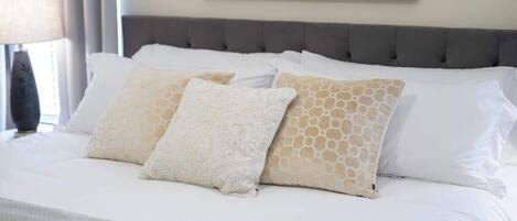 4 chambres, bureau, fer et planche à repasser, lit parapluie