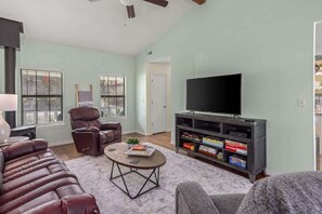 TV, peis, fotballspill og kontorer