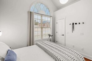 4 bedrooms, desk, iron/ironing board, WiFi - Modern 4BR Bike Retreat – Steps from Coler Trails (Bentonville)