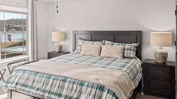 5 bedrooms, desk, iron/ironing board, travel crib