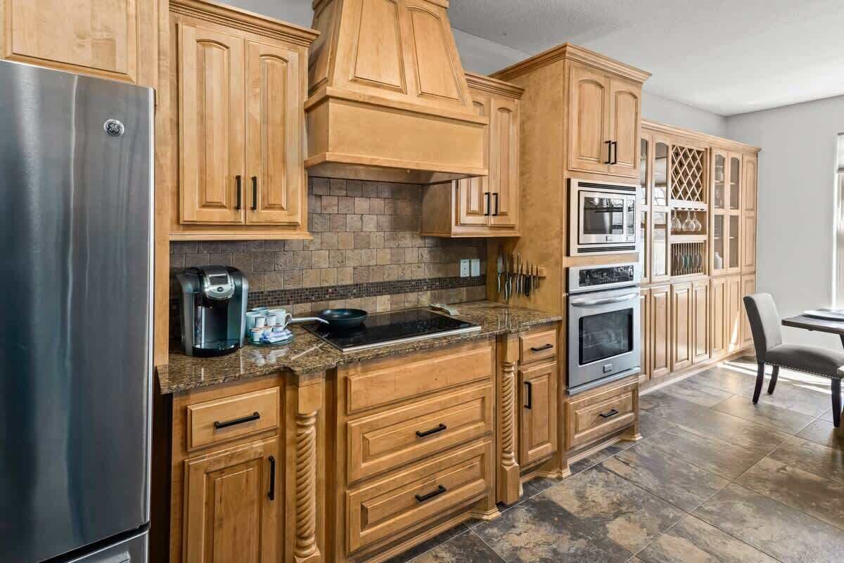 Jääkaappi, mikroaaltouuni, uuni, liesi