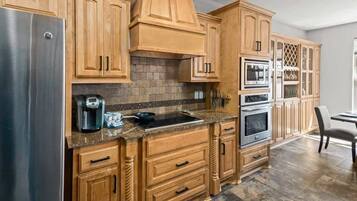 Geladeira, micro-ondas, fogão, cooktop