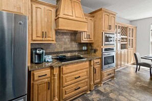 Refrigerador, microondas, horno, placa de cocina