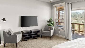 5 habitaciones, escritorio y tabla de planchar con plancha